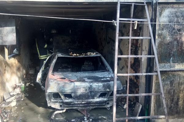 На Черкащині невідомі підпалили гараж з автівкою (фото)