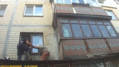 У Черкасах рятували бабусю, яка не могла потрапити до квартири (відео)