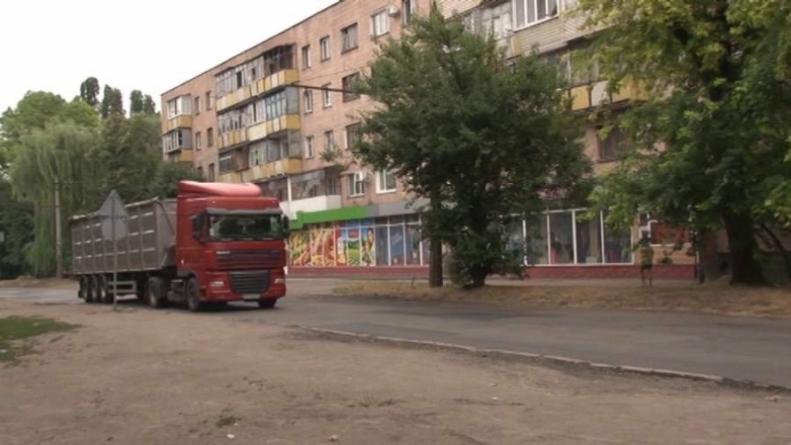 Мешканці черкаського будинку скаржаться на шум від вантажівок (відео)