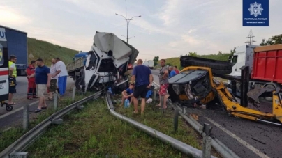 ДТП на Черкащині: вантажівка влетіла у відбійник (фото)