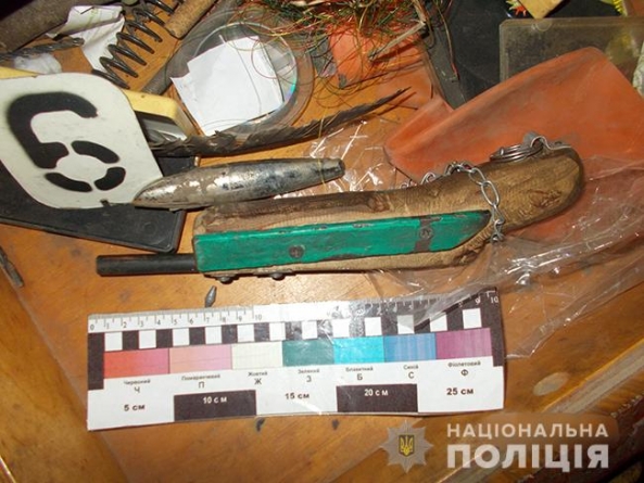 На Черкащині чоловік зберігав зброю та наркотики (фото)