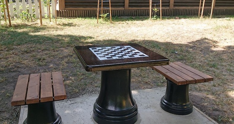 У сквері «Юність» днями встановлять столи для гри в шахи