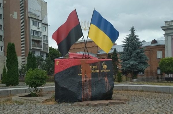 Пам`ятник Бандері і Шухевичу у Черкасах облили фарбою