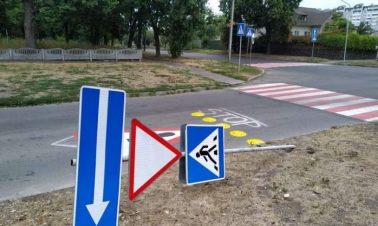 Вандали у Черкасах поламали нові дорожні знаки (фото)