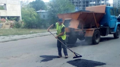 Ямковий ремонт однієї з вулиць зробили черкаські комунальники (фото)