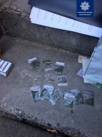 У Черкасах поліція затримала молодих хлопців з наркотиками (фото)