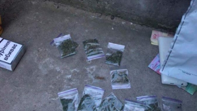 У Черкасах поліція затримала молодих хлопців з наркотиками (фото)
