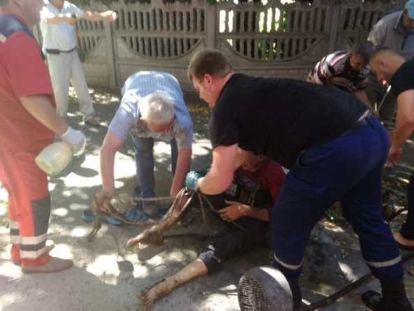 На Черкащині із колектора з нечистотами врятували двох чоловіків (фото)