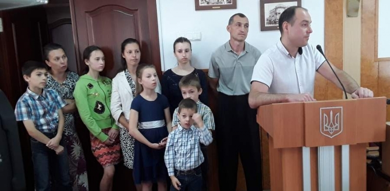 Через бюрократичні перипетії багатодітна сім’я з Черкас не може отримати авто