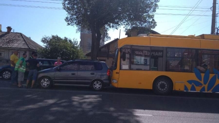 У Черкасах тролейбус зіткнувся з легковиком