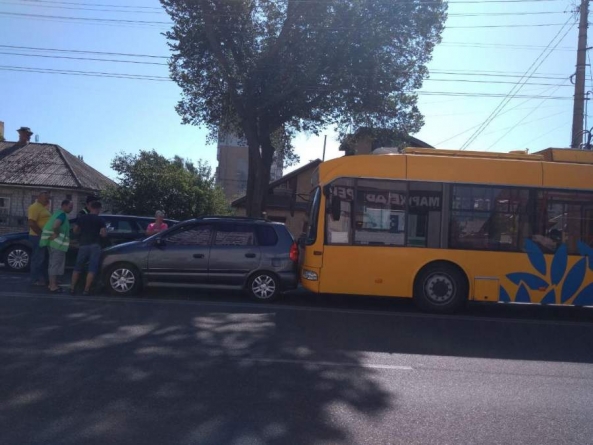 У Черкасах тролейбус зіткнувся з легковиком