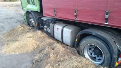 На Черкащині в ґрунті застрягла вантажівка
