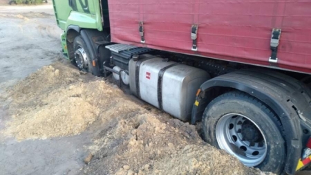 На Черкащині в ґрунті застрягла вантажівка
