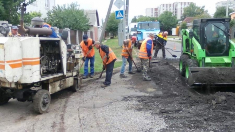 Комунальники роблять ремонт на ділянці вул.Надпільної у Черкасах (фото)