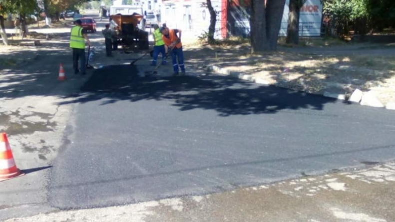 Черкаські комунальники латають ями на міських дорогах