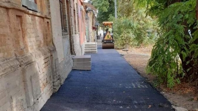 У Черкасах відновлюють асфальтне покриття на пішохідних доріжках