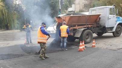 Працівники КП “ЧЕЛУАШ” продовжують ремонтувати дороги у Черкасах
