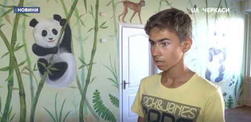 Черкаський школяр креативно розмалював стіну у рідній школі (відео)