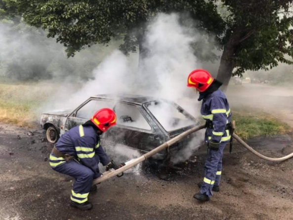 Два автомобілі горіли на Черкащині: один з них було підпалено (відео)