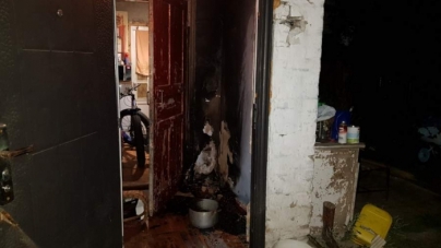 У Черкасах невідомі підпалили двері до житлового будинку (фото)