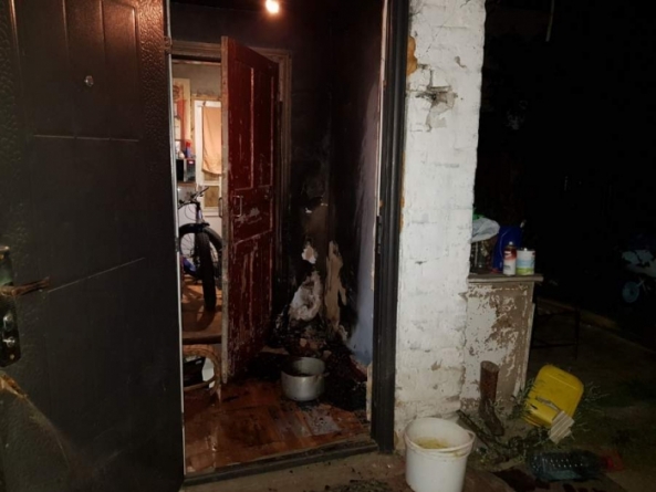 У Черкасах невідомі підпалили двері до житлового будинку (фото)
