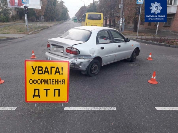 У Черкасах водій BMW в’їхав в автомобіль Daewoo та протаранив електроопору