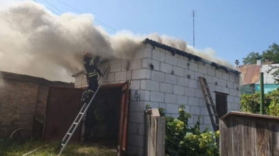 На Канівщині через куріння сусіда загорівся гараж (фото)