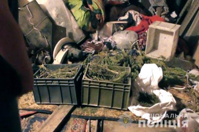 Черкащанин у власному гаражі зберігав наркотичні речовини (фото)