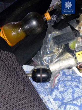 У Черкасах патрульні зупинили водія з гранатою та наркотиками (фото)
