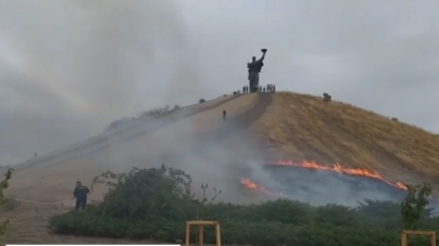 У Черкасах на Пагорбі Слави сталася пожежа сухої трави (відео)