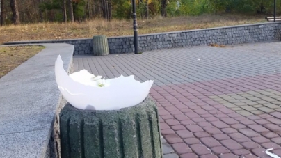 Вандали понівечили ліхтарі на вході до черкаського парку (відео)