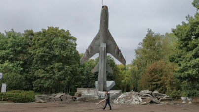 У Черкасах реставрують пам`ятник “літак” (відео)