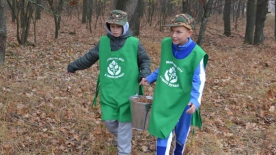 Операція «Жолудь»: у Канівському лісгоспі школярі допомагають збирати лісове насіння