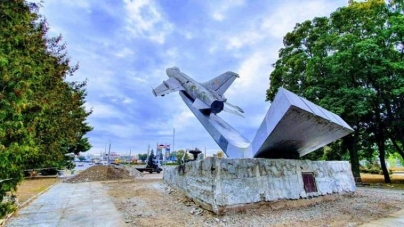 У Черкасах почали реконструювати пам`ятник “літак” (фото)