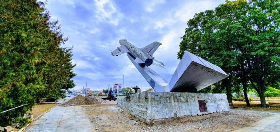 У Черкасах почали реконструювати пам`ятник “літак” (фото)