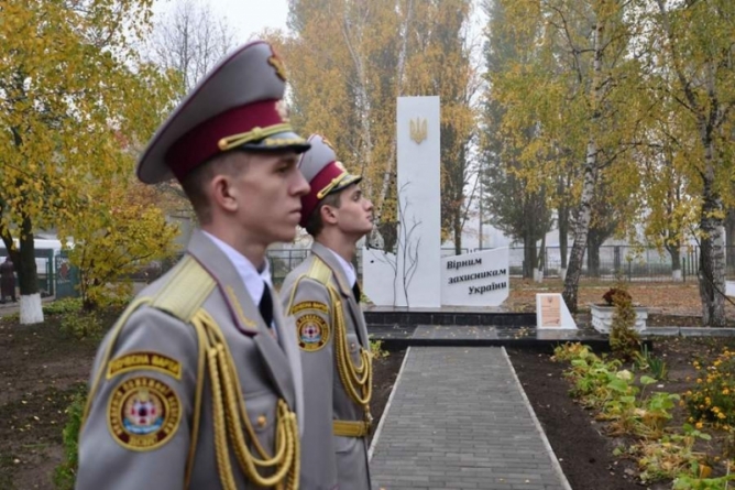 Пам’ятний знак «Вірним захисникам України» відкрили у Черкасах (фото)