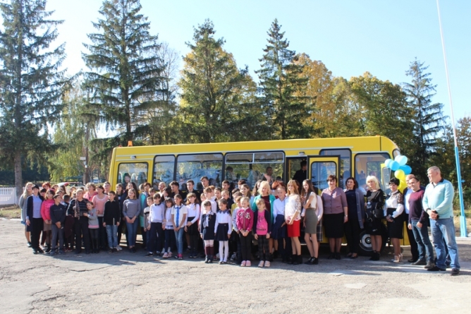 Сільській школі на Черкащині передали новий автобус