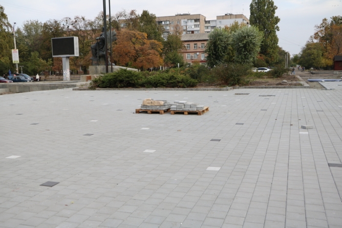 На площі 700-річчя у Черкасах триває капітальний ремонт (фото)