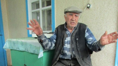 100-річний Денис Левіцький рубає дрова на зиму та читає газети