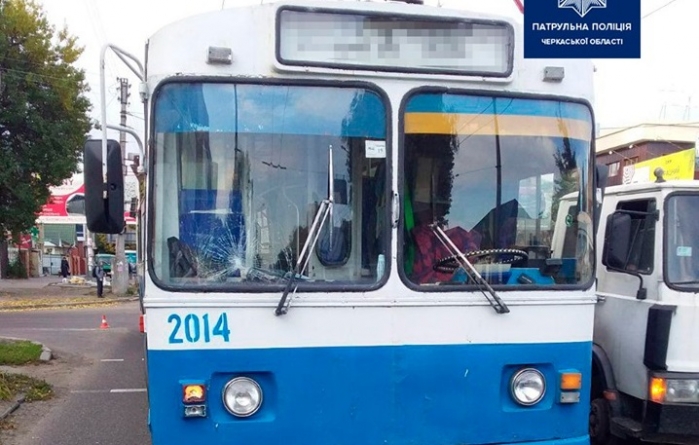 ДТП в Черкасах: тролейбус збив 13-річного хлопчика