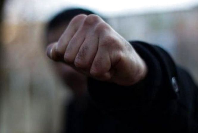 Серед білого дня в одному з під’їздів Черкас пограбували чоловіка
