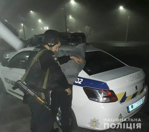 Погуляв: відвідувача караоке-бару в Черкасах вгамовували поліцейські охорони