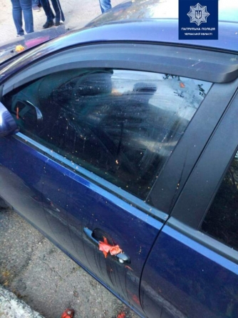 Черкасець закидав автомобіль порушника ПДР томатами (фото)