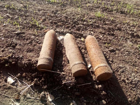 Черкащанин на дорозі знайшов три артснаряди