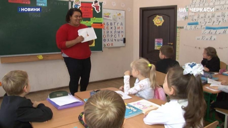 У селі біля Черкас американка допомагає проводити шкільні уроки іноземної (відео)