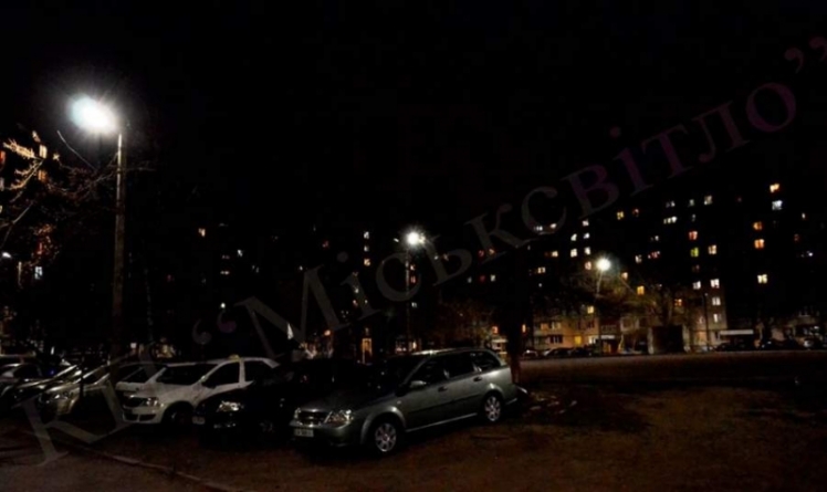 Двір у Південно-Західному районі Черкас засяяв новими світильниками