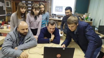 Черкаські гімназисти працюють над створенням і програмуванням робота