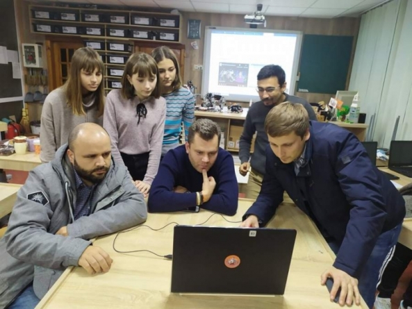 Черкаські гімназисти працюють над створенням і програмуванням робота