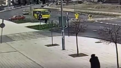 Вражаючі кадри: у мережі оприлюднили відео, як на Митниці авто збило дитину (відео)