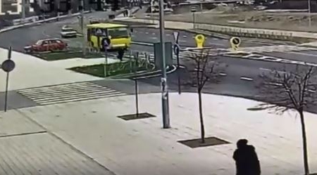 Вражаючі кадри: у мережі оприлюднили відео, як на Митниці авто збило дитину (відео)